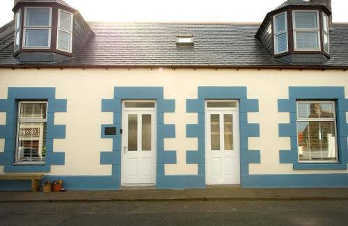 Cullen House | Stylish Sandpiper Cottage: Pet & Child-Friendly Retreat