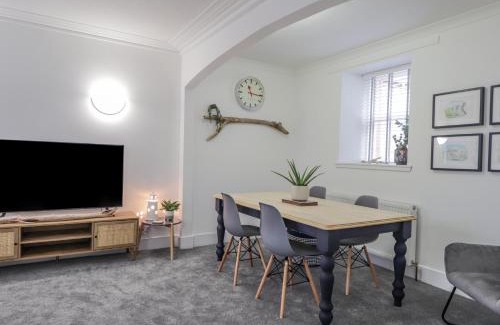 Cullen House | Stylish Sandpiper Cottage: Pet & Child-Friendly Retreat