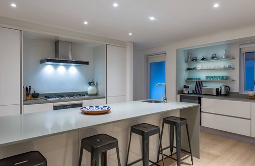 Camps Bay Villa | Sandpiper House: Oceanfront Paradise with Pool & Garden