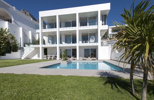 Camps Bay Villa | Sandpiper House: Oceanfront Paradise with Pool & Garden