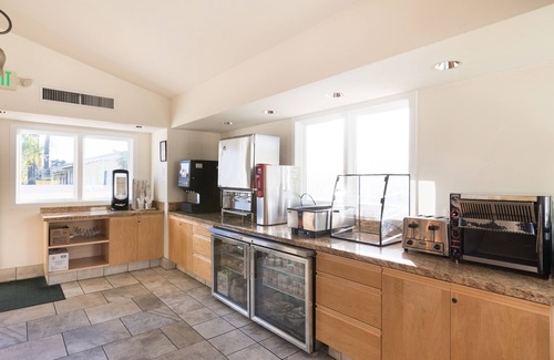 North State Hotel | Discover the Comfort of Sandpiper Lodge with Pool & Spa