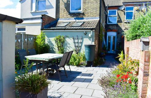 Lowestoft Apartment | Discover Sandpiper: Top-Rated Coastal Getaway for Families