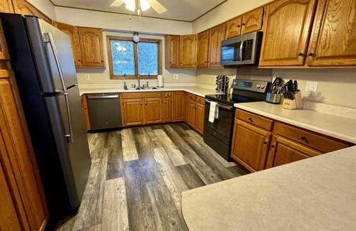 Lewiston House | Unmatched Comfort at Sandpiper Too: Pet-Friendly Retreat