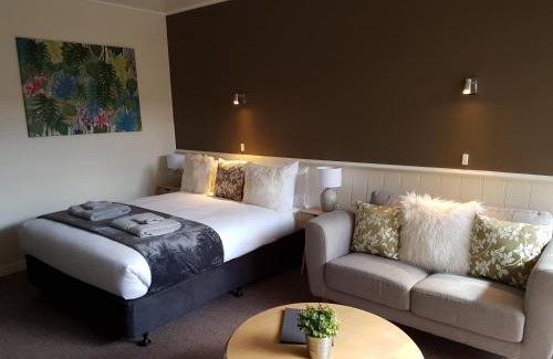 Mount Muirhead Hotel | Discover Sandpipers @ Millicent: Family-Friendly Retreat