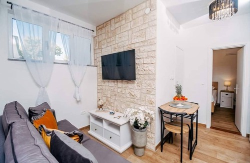 Okrug Donji Apartment | Cozy Sandra Hotel: Beachside Escape with Scenic Ocean Views