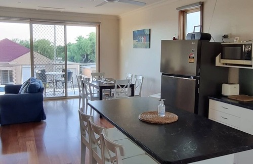 Largs North House | Oceanfront Retreat: Sandrift by the Beach, Rated 10/10