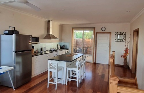 Largs North House | Oceanfront Retreat: Sandrift by the Beach, Rated 10/10