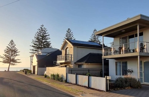 Largs North House | Oceanfront Retreat: Sandrift by the Beach, Rated 10/10