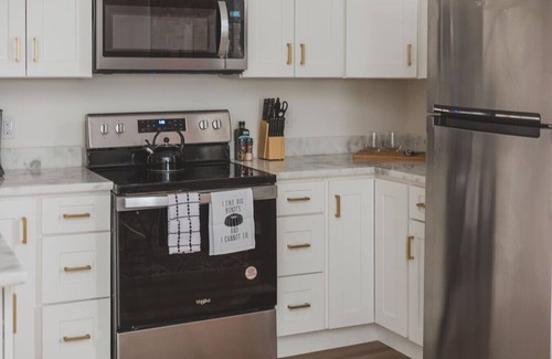 Martinsburg Apartment | Sandringham house- Efficiency Suite