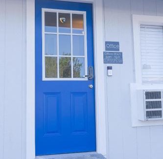 Winnie Hotel | Budget-Friendly Sands Inn: Pet & Child Friendly Retreat