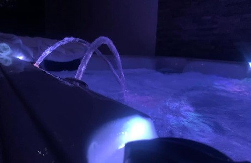Orange House | Relaxing Sandspa Getaway with Jacuzzi & Child-Friendly Perks