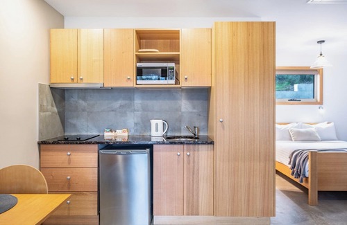 Coles Bay Apartment | Prime Location Hotel: Steps to Cafes, Shopping & Waterfront