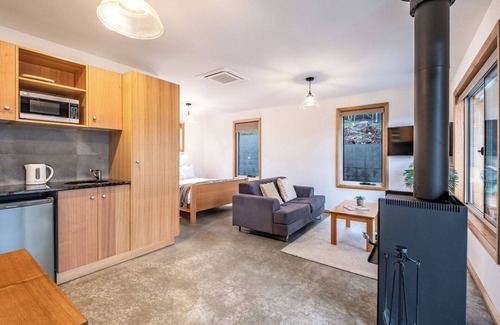 Coles Bay Apartment | Prime Location Hotel: Steps to Cafes, Shopping & Waterfront