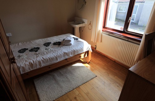 Stornoway House | Discover Sandwick Bay Guest House with Family-Friendly Amenities