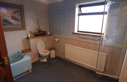 Stornoway House | Discover Sandwick Bay Guest House with Family-Friendly Amenities