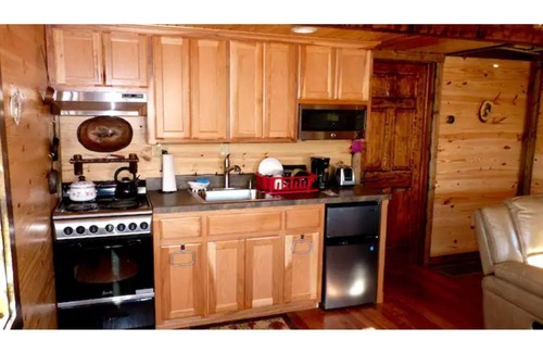 Liberty Cabin | Enchanting Sandy Acres Hobbit - Family & Pet Friendly Stay