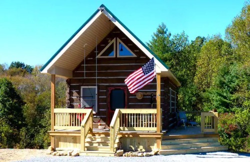 Liberty Cabin | Enchanting Sandy Acres Hobbit - Family & Pet Friendly Stay