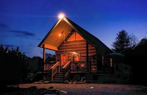 Liberty Cabin | Enchanting Sandy Acres Hobbit - Family & Pet Friendly Stay