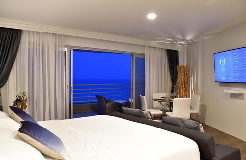 Cha-am Apartment | Oceanfront Sandy Beach Condo with Pool & Hot Tub