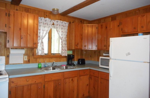 Damariscotta Cottage | Cozy Sandy Beach Cottage with Lake Views and Pet-Friendly Options