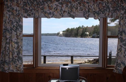 Damariscotta Cottage | Cozy Sandy Beach Cottage with Lake Views and Pet-Friendly Options