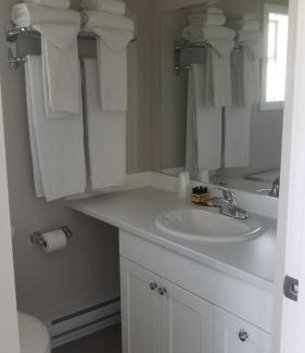 Okanagan-Similkameen Hotel | Beachfront Sandy Beach Suites with Ocean Views & Family Amenities