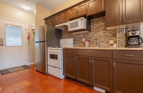 Okanagan-Similkameen Hotel | Beachfront Sandy Beach Suites with Family-Friendly Amenities