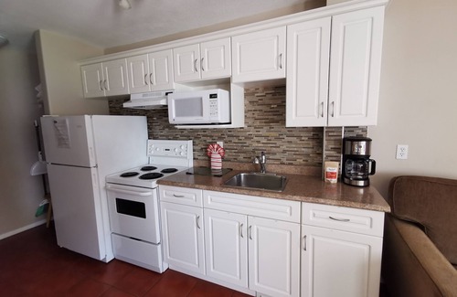 Okanagan-Similkameen Hotel | Beachfront Sandy Beach Suites with Family-Friendly Amenities