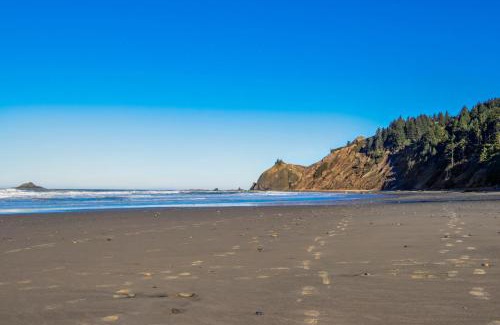 Lincoln City House | Pet-Friendly Sandy Cottage with Family Amenities Awaits You