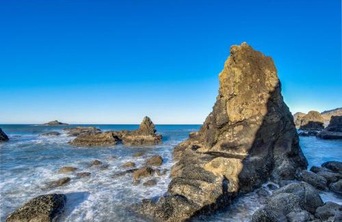 Lincoln City House | Pet-Friendly Sandy Cottage with Family Amenities Awaits You