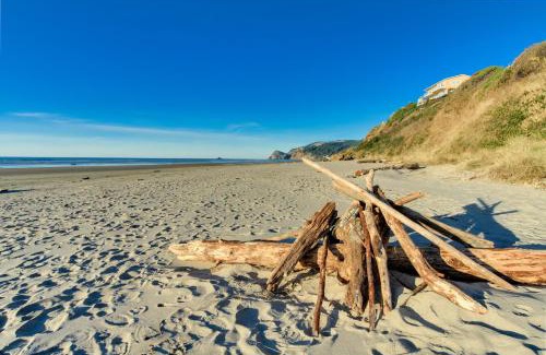 Lincoln City House | Pet-Friendly Sandy Cottage with Family Amenities Awaits You