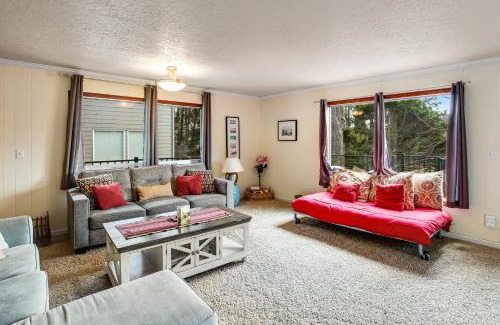 Lincoln City House | Pet-Friendly Sandy Cottage with Family Amenities Awaits You