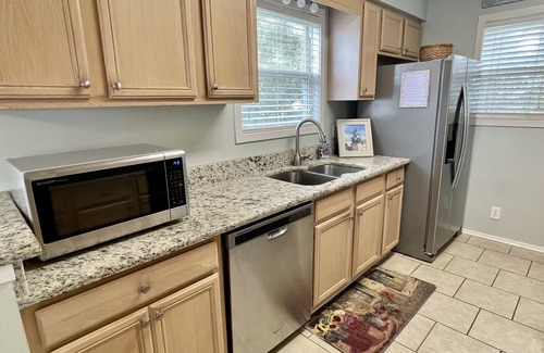 Surfside Beach House | Beachside Escape at Sandy Feet Retreat - Pet Friendly & Wi-Fi