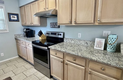 Surfside Beach House | Beachside Escape at Sandy Feet Retreat - Pet Friendly & Wi-Fi