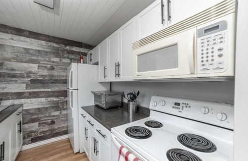 Manitoba House | Beach View Oasis: Triple Bunk, Queen & Pet Friendly Stay