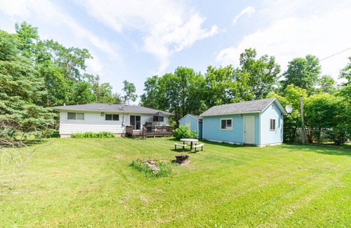 Manitoba House | Beach View Oasis: Triple Bunk, Queen & Pet Friendly Stay