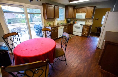 Charleston House | Discover Sandy Oaks: Ideal for Families and Pets!