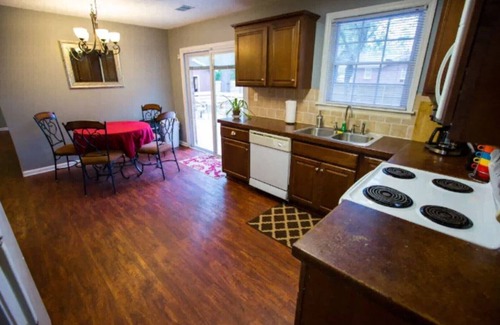 Charleston House | Discover Sandy Oaks: Ideal for Families and Pets!