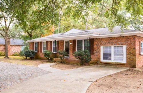Charleston House | Discover Sandy Oaks: Ideal for Families and Pets!