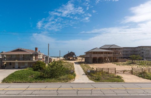 Kill Devil Hills House | Pet-Friendly Retreat at Sandy Paws - Family and Accessible