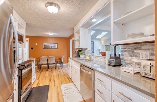 Zigzag Cabin | Riverfront Retreat at Mt Hood - Pet-Friendly & Spa Amenities