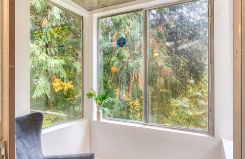 Zigzag Cabin | Riverfront Retreat at Mt Hood - Pet-Friendly & Spa Amenities