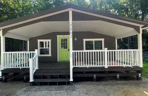 Grawn House | Sandy's Hide-A-Way - King Beds/EV Charger/ALL WELCOME!
