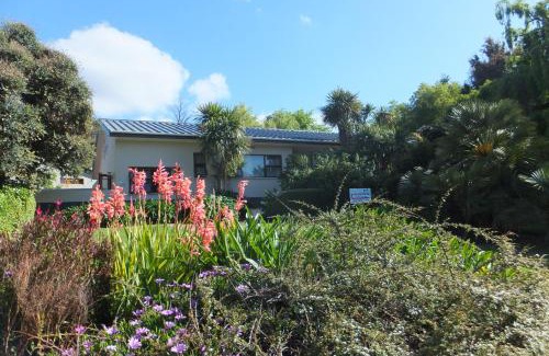 Barrydale House | Discover Sandy's Place: Family-Friendly with Pool Access
