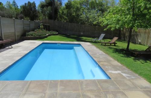 Barrydale House | Discover Sandy's Place: Family-Friendly with Pool Access
