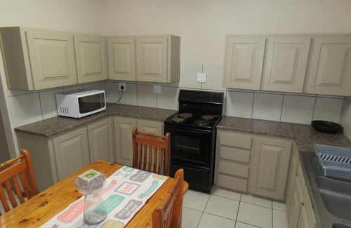 Barrydale Apartment | Discover Sandy's Place: Family-Friendly with Pool & Breakfast