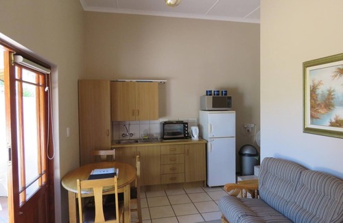 Barrydale Apartment | Discover Sandy's Place: Family-Friendly with Pool & Breakfast