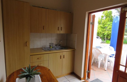 Barrydale Apartment | Discover Sandy's Place: Family-Friendly with Pool & Breakfast