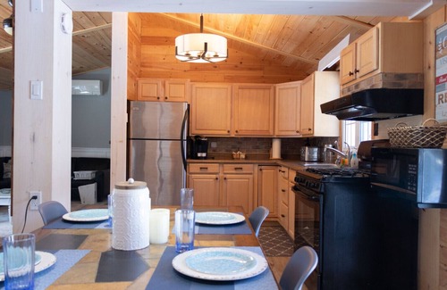 Tiny Cottage | Top-Rated Sandy's Tiki Hut: Your Family Beach Retreat