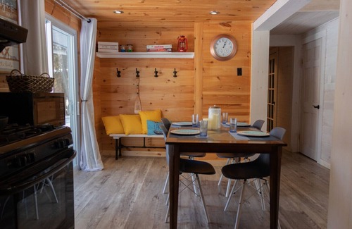 Tiny Cottage | Top-Rated Sandy's Tiki Hut: Your Family Beach Retreat
